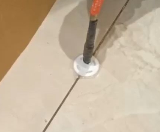 平潭瓷砖空鼓维修公司专业解答瓷砖在铺贴过程中，如果没有涂抹均匀到位的粘结材料（如水泥砂浆或瓷砖胶），可能会导致以下问题